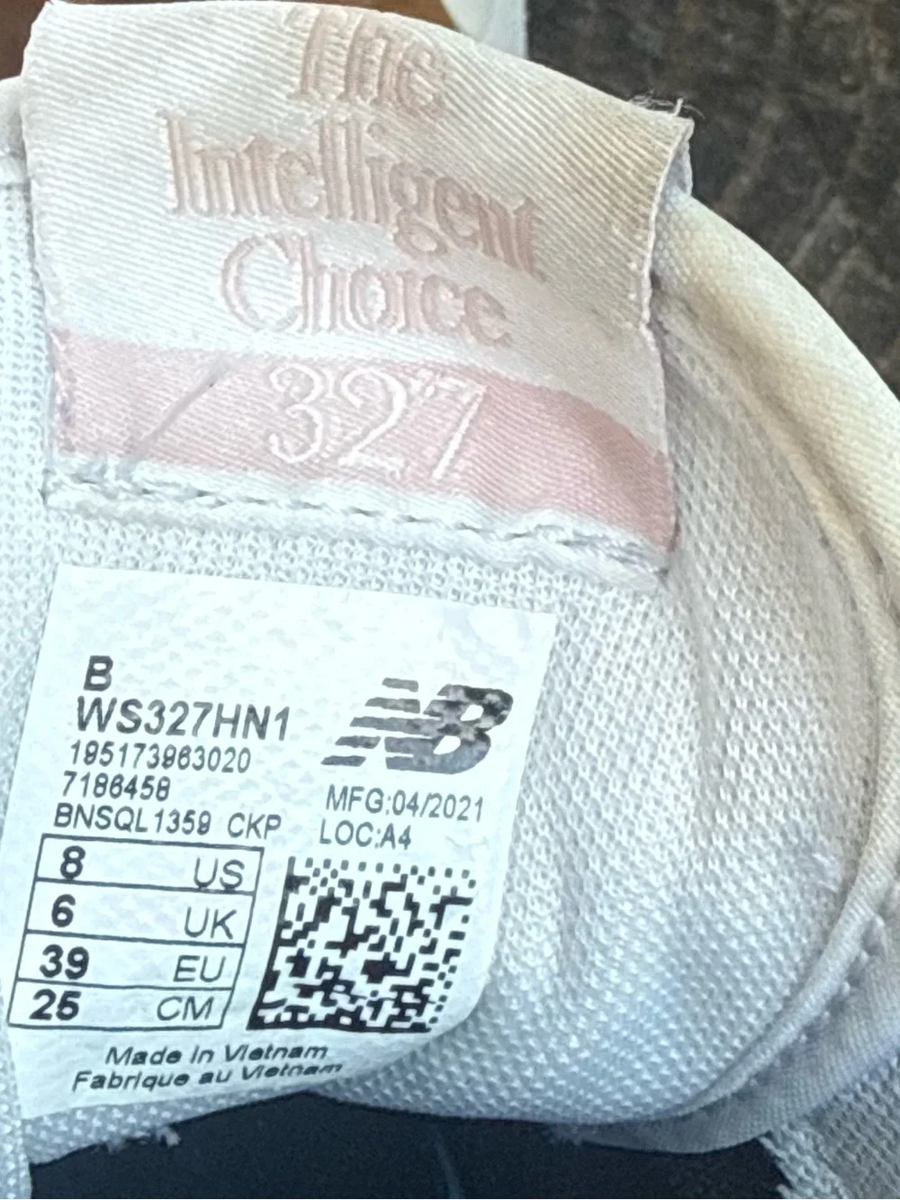 New Balance 327 Women's Navy and Light Pink Retro Runner Sneakers size 8